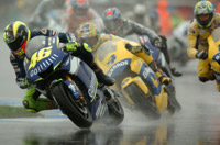 Rossi races in wet at Donington